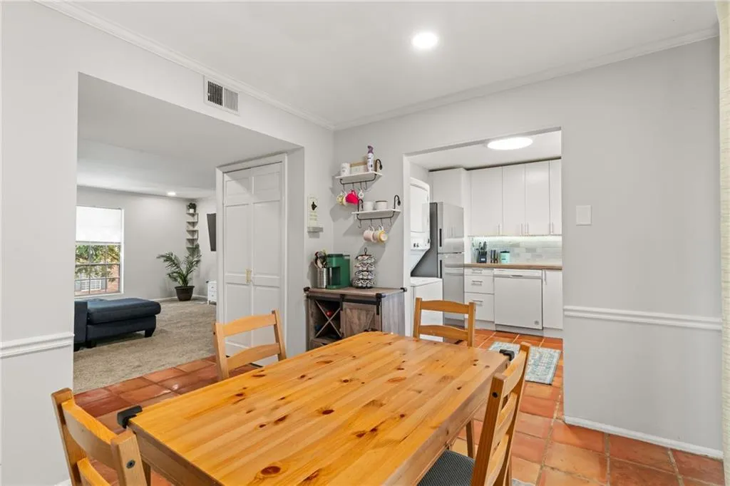 Dining space featuring visible vents, baseboards, ornamental molding, recessed lighting, and light tile patterned flooring