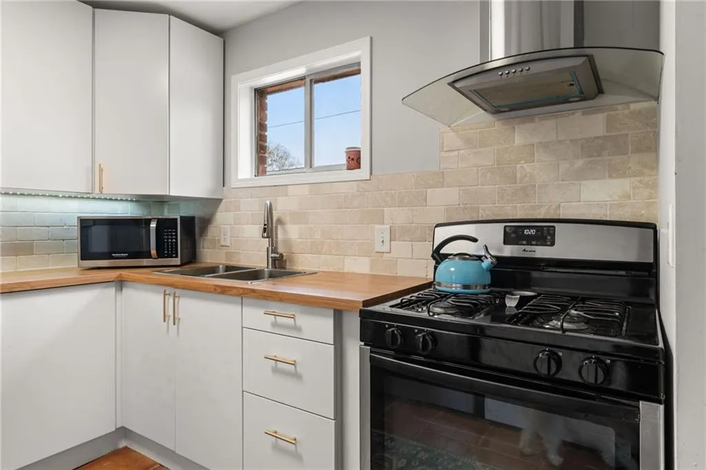 5558 Kingsport Drive Unit 27, Atlanta, Georgia 30342, 3 Bedrooms Bedrooms, ,2 BathroomsBathrooms,Residential,Sold,5558 Kingsport Drive Unit 27,7538846