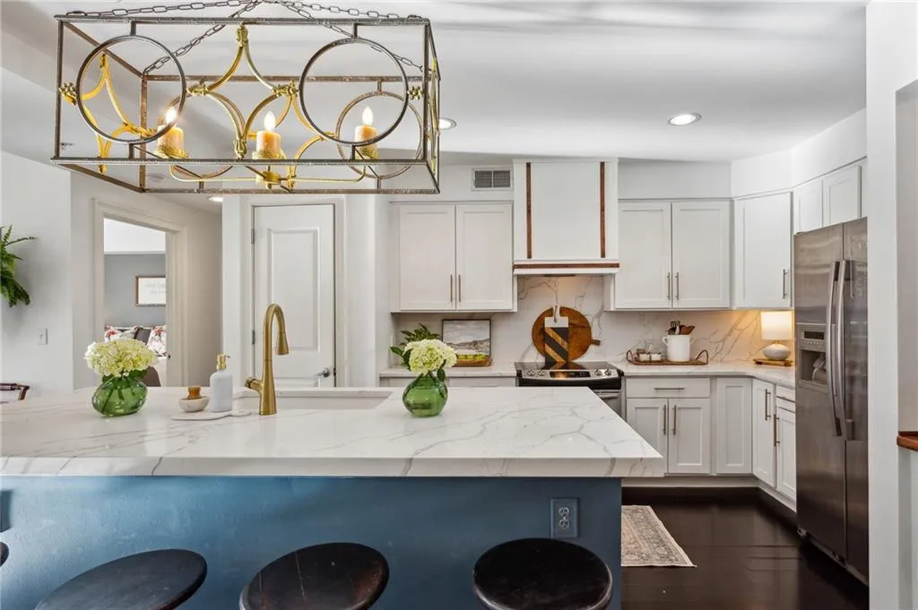 Another view of the beautiful kitchen