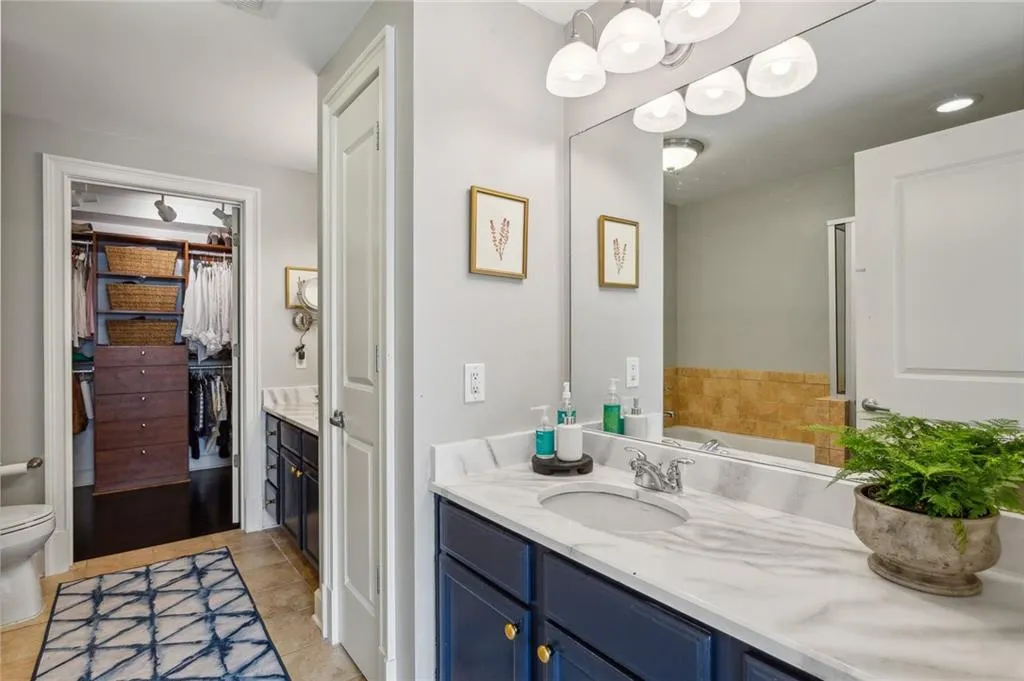 Primary's ensuite bathroom