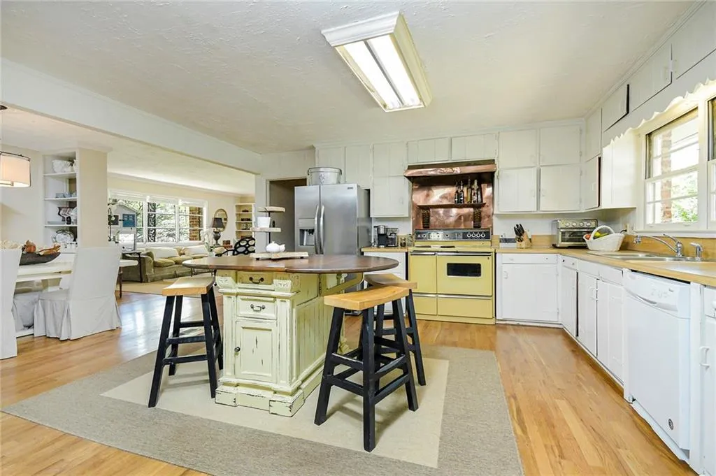 146 Osner Drive, Atlanta, Georgia 30342, 3 Bedrooms Bedrooms, ,2 BathroomsBathrooms,Residential,Sold,146 Osner Drive,6861609 146 Osner Drive, Atlanta, Georgia 30342, 3 Bedrooms Bedrooms, ,2 BathroomsBathrooms,Residential,Sold,146 Osner Drive,6861609