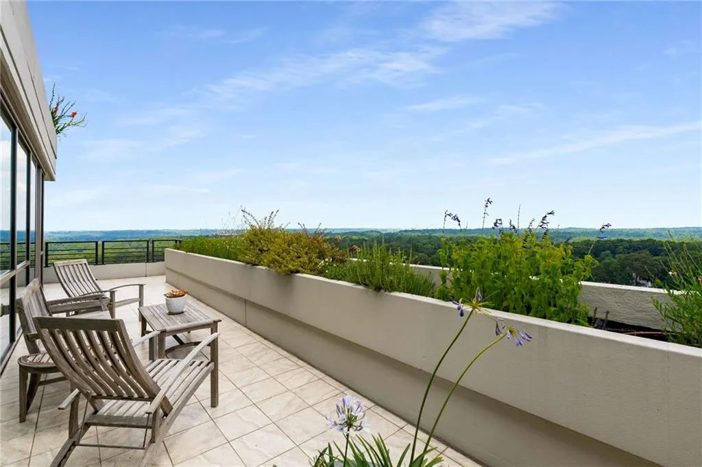 700 Park Regency Place Ne Unit 2201, Atlanta, Georgia 30326, 3 Bedrooms Bedrooms, ,2 BathroomsBathrooms,Residential,For Sale,700 Park Regency Place Ne Unit 2201,7612692