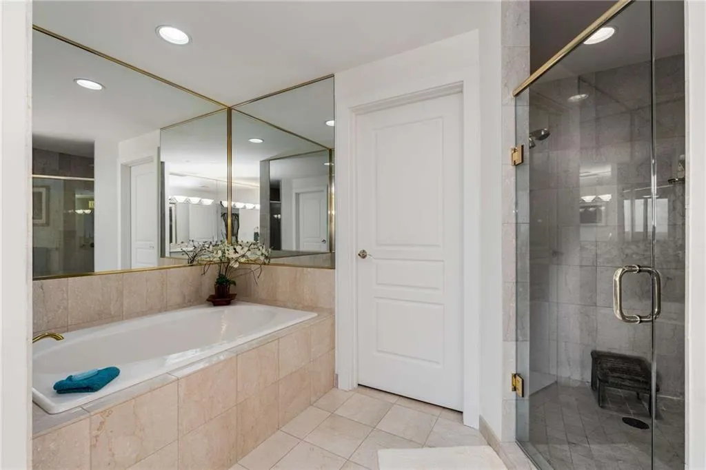 700 Park Regency Place Ne Unit 2201, Atlanta, Georgia 30326, 3 Bedrooms Bedrooms, ,2 BathroomsBathrooms,Residential,For Sale,700 Park Regency Place Ne Unit 2201,7612692