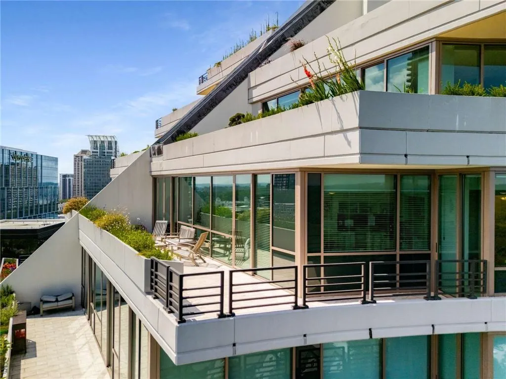 700 Park Regency Place Ne Unit 2201, Atlanta, Georgia 30326, 3 Bedrooms Bedrooms, ,2 BathroomsBathrooms,Residential,For Sale,700 Park Regency Place Ne Unit 2201,7612692
