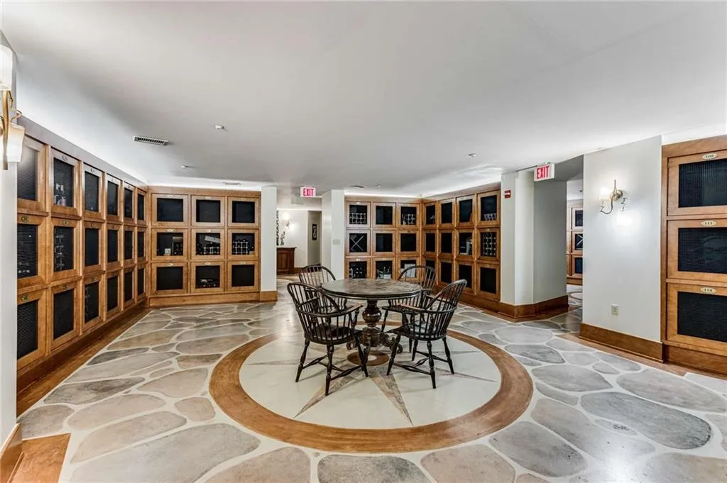 700 Park Regency Place Ne Unit 2201, Atlanta, Georgia 30326, 3 Bedrooms Bedrooms, ,2 BathroomsBathrooms,Residential,For Sale,700 Park Regency Place Ne Unit 2201,7612692