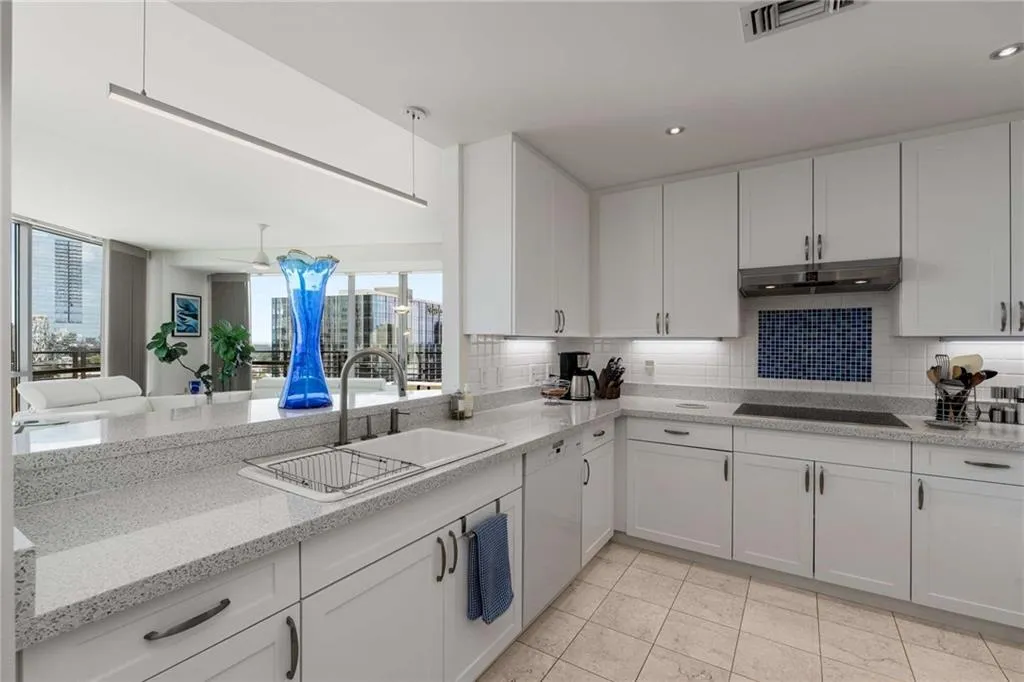 700 Park Regency Place Ne Unit 2201, Atlanta, Georgia 30326, 3 Bedrooms Bedrooms, ,2 BathroomsBathrooms,Residential,For Sale,700 Park Regency Place Ne Unit 2201,7612692