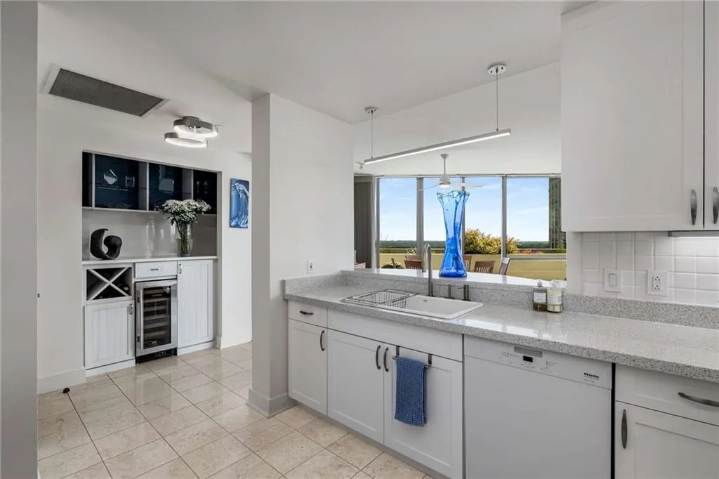 700 Park Regency Place Ne Unit 2201, Atlanta, Georgia 30326, 3 Bedrooms Bedrooms, ,2 BathroomsBathrooms,Residential,For Sale,700 Park Regency Place Ne Unit 2201,7612692