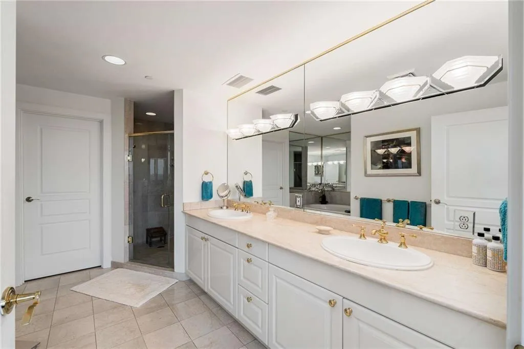 700 Park Regency Place Ne Unit 2201, Atlanta, Georgia 30326, 3 Bedrooms Bedrooms, ,2 BathroomsBathrooms,Residential,For Sale,700 Park Regency Place Ne Unit 2201,7612692