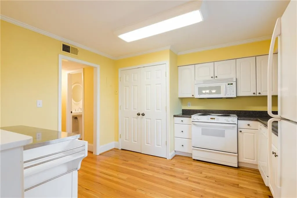 6520 Roswell Road Unit 80, Sandy Springs, Georgia 30328, 3 Bedrooms Bedrooms, ,2 BathroomsBathrooms,Residential,Sold,6520 Roswell Road Unit 80,6115631