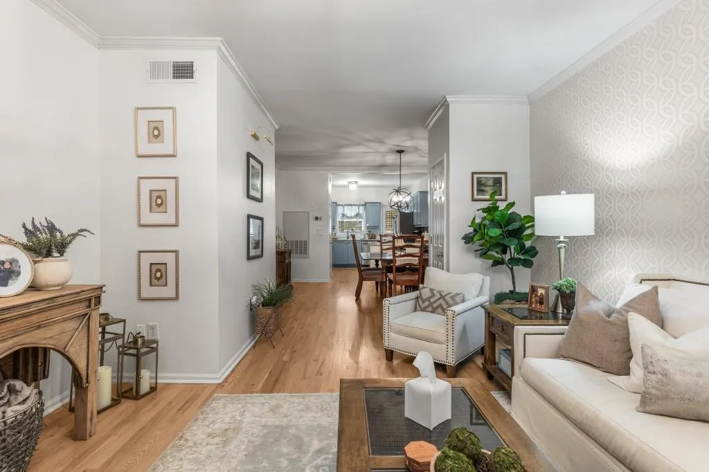 3675 Peachtree Road Ne Unit 9, Atlanta, Georgia 30319, 2 Bedrooms Bedrooms, ,2 BathroomsBathrooms,Residential,For Sale,3675 Peachtree Road Ne Unit 9,7571506