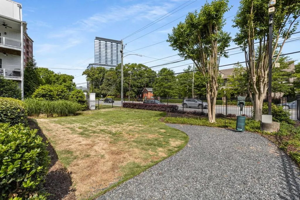 3675 Peachtree Road Ne Unit 9, Atlanta, Georgia 30319, 2 Bedrooms Bedrooms, ,2 BathroomsBathrooms,Residential,For Sale,3675 Peachtree Road Ne Unit 9,7571506