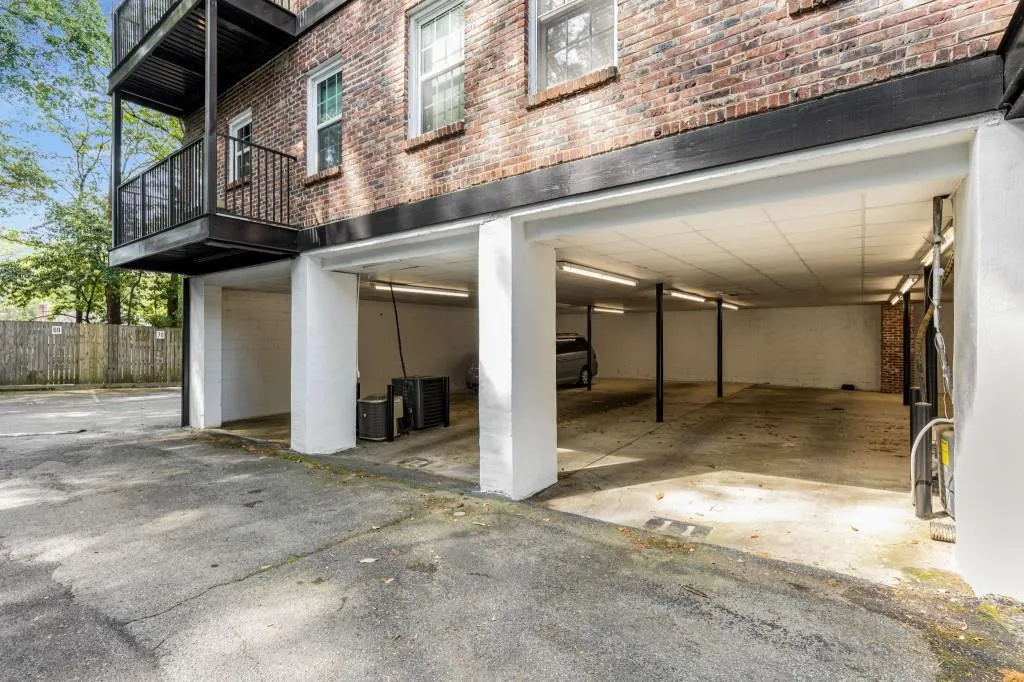 3675 Peachtree Road Ne Unit 9, Atlanta, Georgia 30319, 2 Bedrooms Bedrooms, ,2 BathroomsBathrooms,Residential,For Sale,3675 Peachtree Road Ne Unit 9,7571506