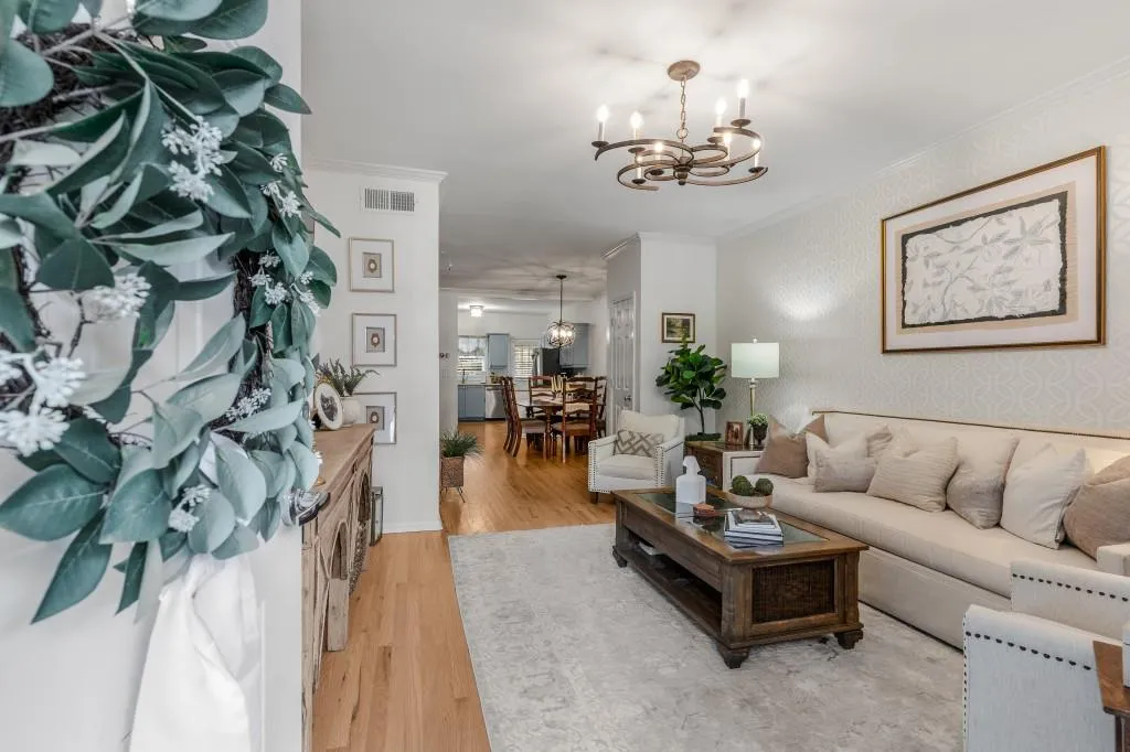3675 Peachtree Road Ne Unit 9, Atlanta, Georgia 30319, 2 Bedrooms Bedrooms, ,2 BathroomsBathrooms,Residential,For Sale,3675 Peachtree Road Ne Unit 9,7571506