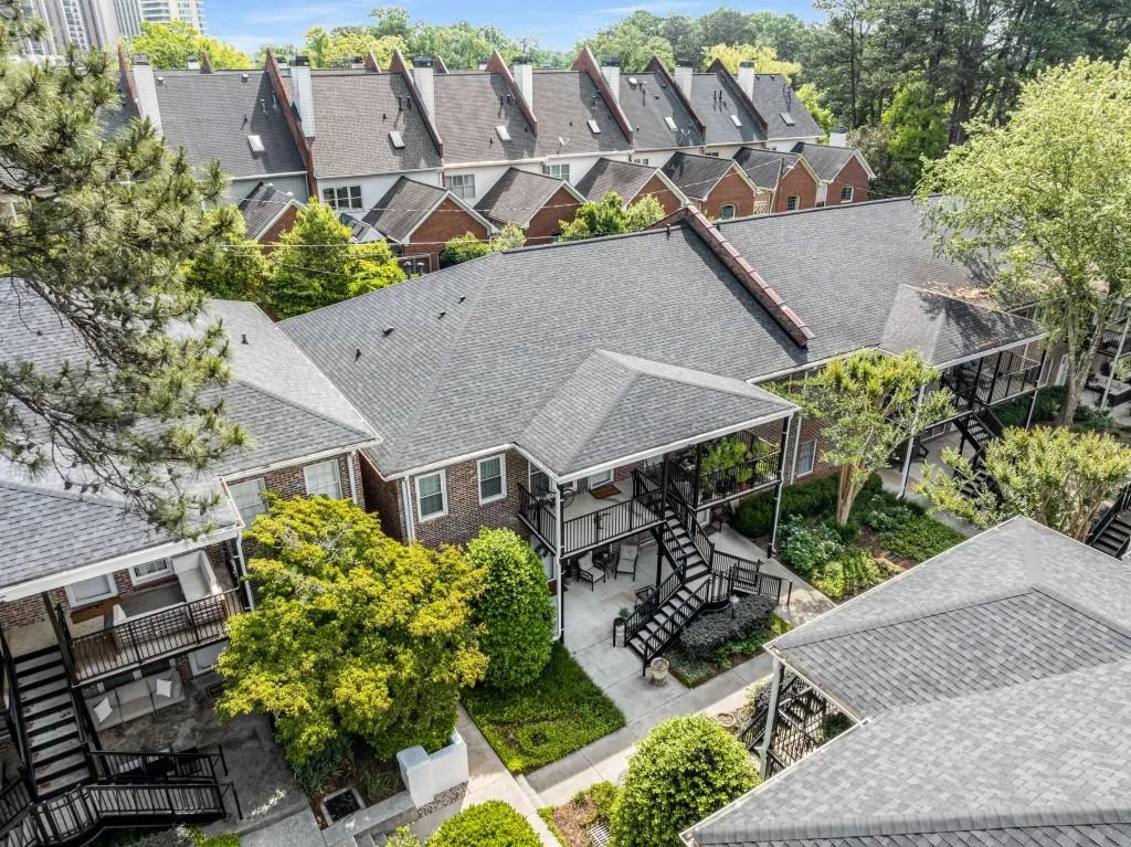3675 Peachtree Road Ne Unit 9, Atlanta, Georgia 30319, 2 Bedrooms Bedrooms, ,2 BathroomsBathrooms,Residential,For Sale,3675 Peachtree Road Ne Unit 9,7571506