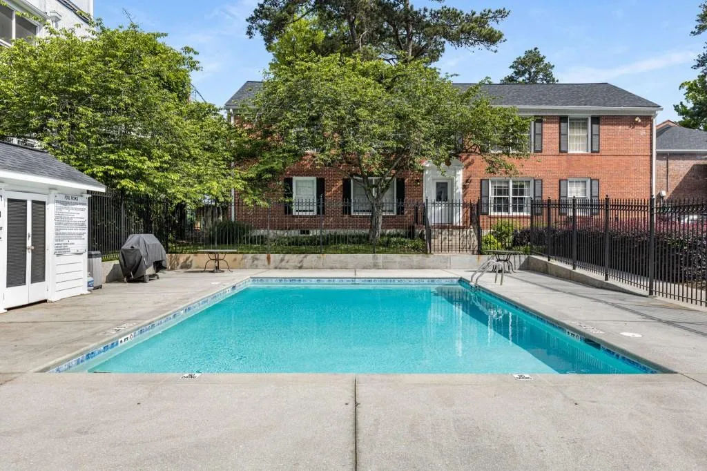 3675 Peachtree Road Ne Unit 9, Atlanta, Georgia 30319, 2 Bedrooms Bedrooms, ,2 BathroomsBathrooms,Residential,For Sale,3675 Peachtree Road Ne Unit 9,7571506