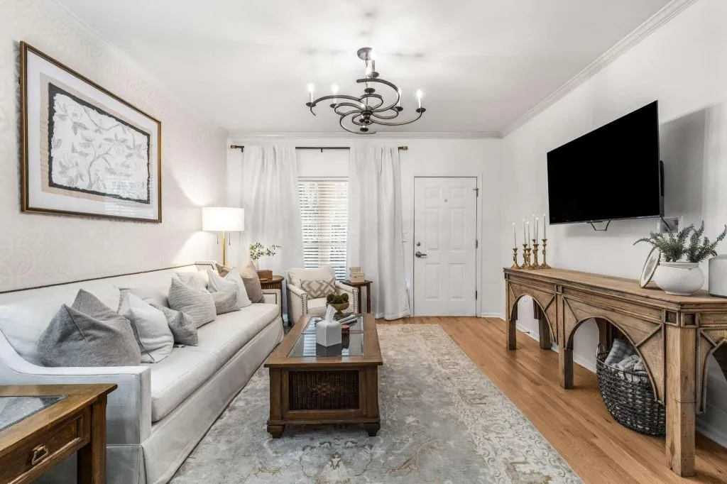 3675 Peachtree Road Ne Unit 9, Atlanta, Georgia 30319, 2 Bedrooms Bedrooms, ,2 BathroomsBathrooms,Residential,For Sale,3675 Peachtree Road Ne Unit 9,7571506