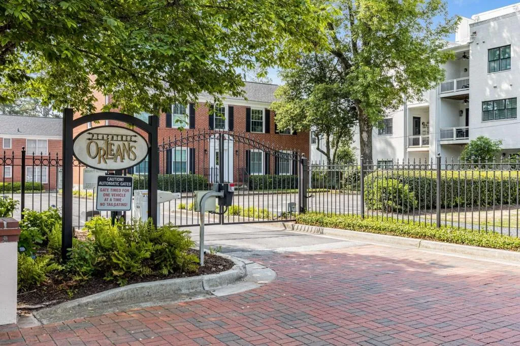 3675 Peachtree Road Ne Unit 9, Atlanta, Georgia 30319, 2 Bedrooms Bedrooms, ,2 BathroomsBathrooms,Residential,For Sale,3675 Peachtree Road Ne Unit 9,7571506