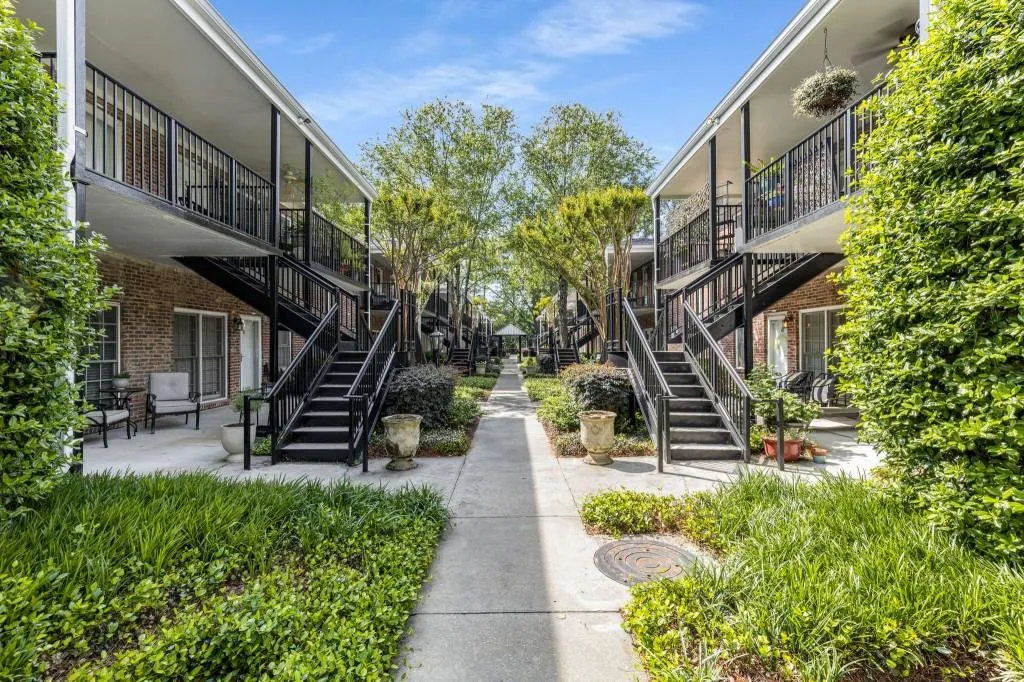 3675 Peachtree Road Ne Unit 9, Atlanta, Georgia 30319, 2 Bedrooms Bedrooms, ,2 BathroomsBathrooms,Residential,For Sale,3675 Peachtree Road Ne Unit 9,7571506