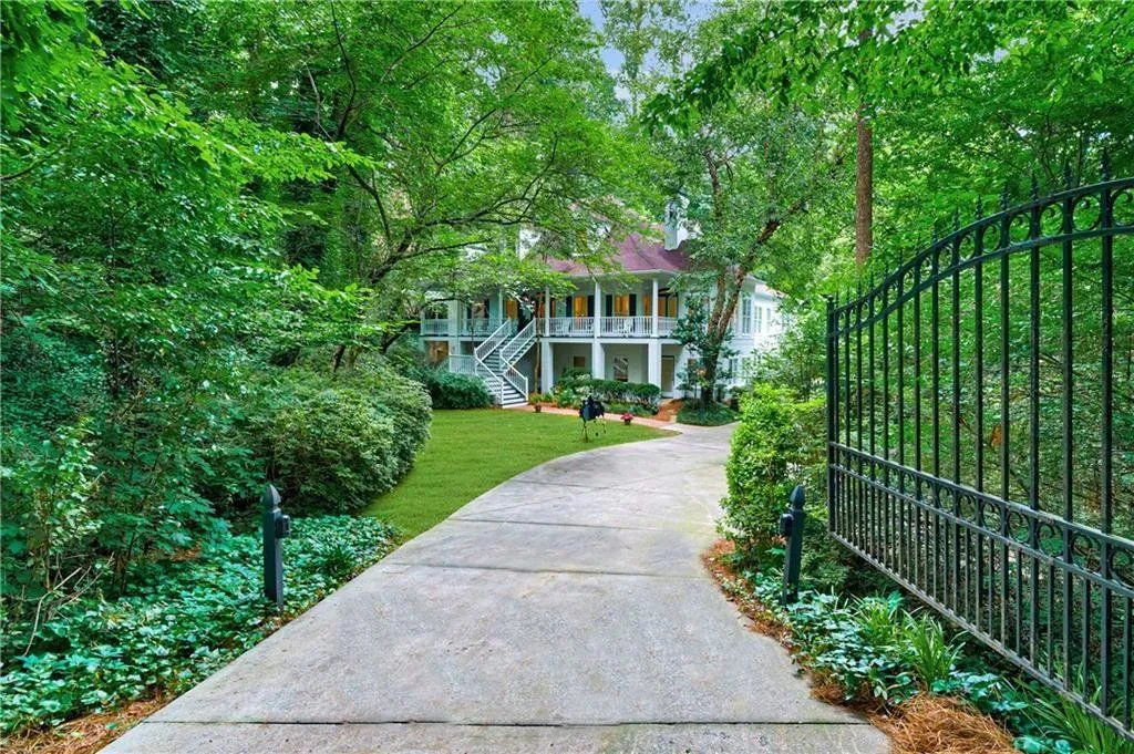 400 Old Ivy Road Ne, Atlanta, Georgia 30342, 6 Bedrooms Bedrooms, ,5 BathroomsBathrooms,Residential,For Sale,400 Old Ivy Road Ne,7687992