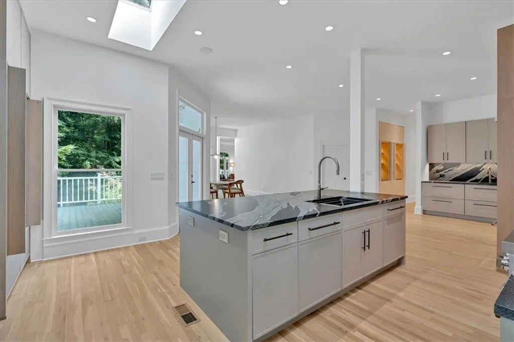 400 Old Ivy Road Ne, Atlanta, Georgia 30342, 6 Bedrooms Bedrooms, ,5 BathroomsBathrooms,Residential,For Sale,400 Old Ivy Road Ne,7687992