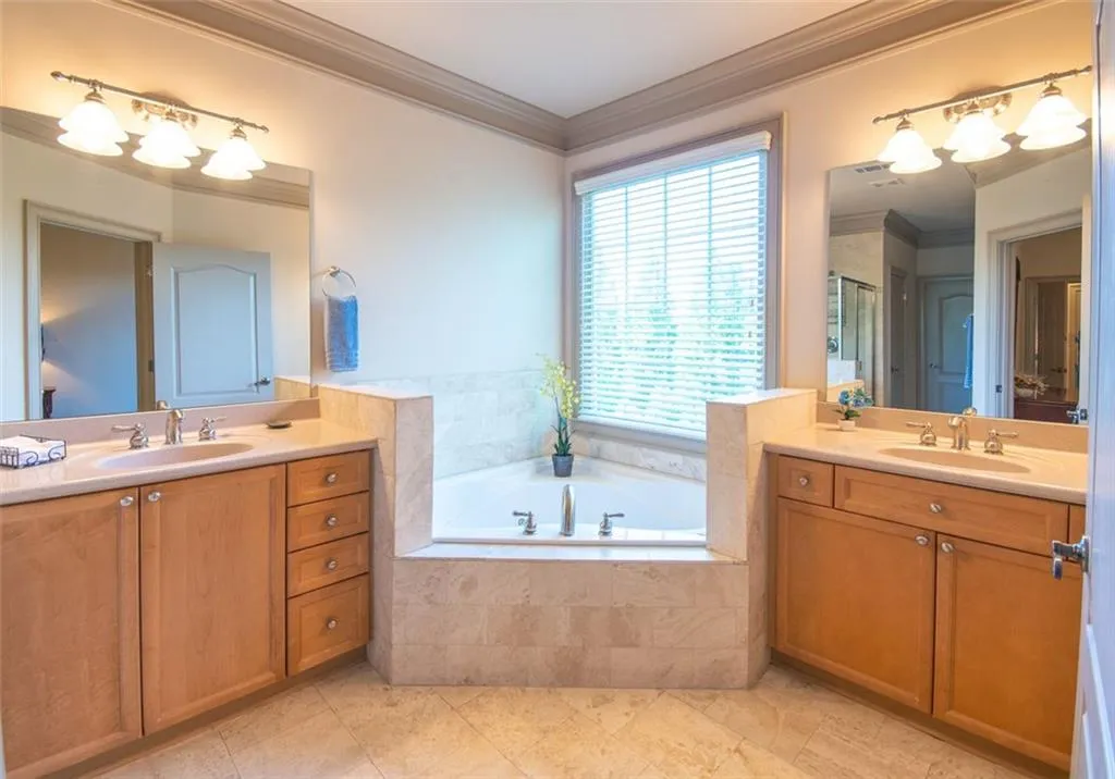 949 Persimmon Point, Atlanta, Georgia 30328, 2 Bedrooms Bedrooms, ,3 BathroomsBathrooms,Residential,Sold,949 Persimmon Point,6948378