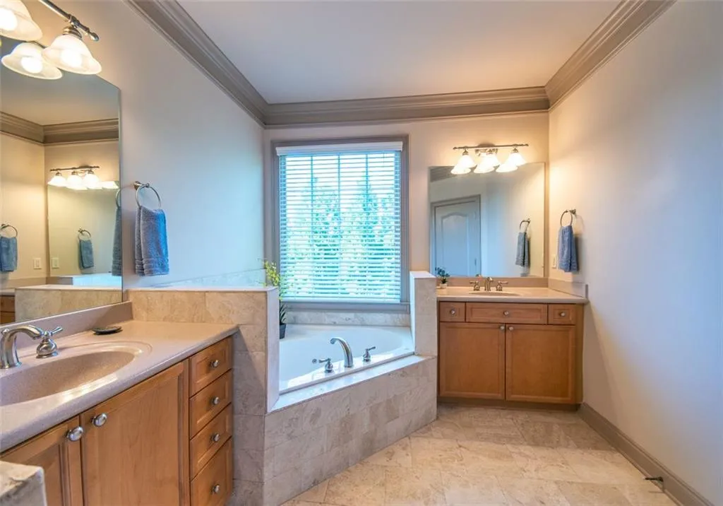 949 Persimmon Point, Atlanta, Georgia 30328, 2 Bedrooms Bedrooms, ,3 BathroomsBathrooms,Residential,Sold,949 Persimmon Point,6948378