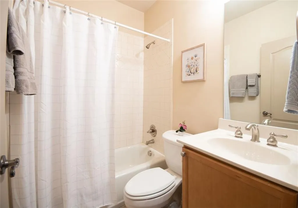 949 Persimmon Point, Atlanta, Georgia 30328, 2 Bedrooms Bedrooms, ,3 BathroomsBathrooms,Residential,Sold,949 Persimmon Point,6948378