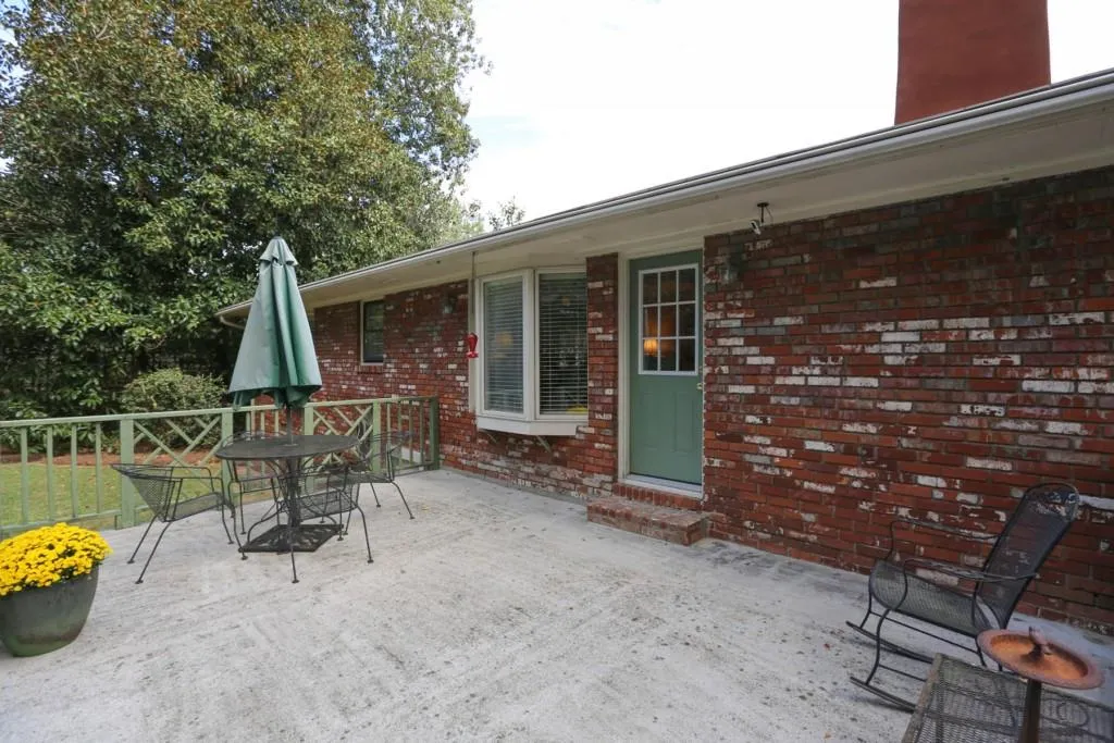5856 Riverside Drive, Sandy Springs, Georgia 30327, 3 Bedrooms Bedrooms, ,2 BathroomsBathrooms,Residential,Sold,5856 Riverside Drive,5989301