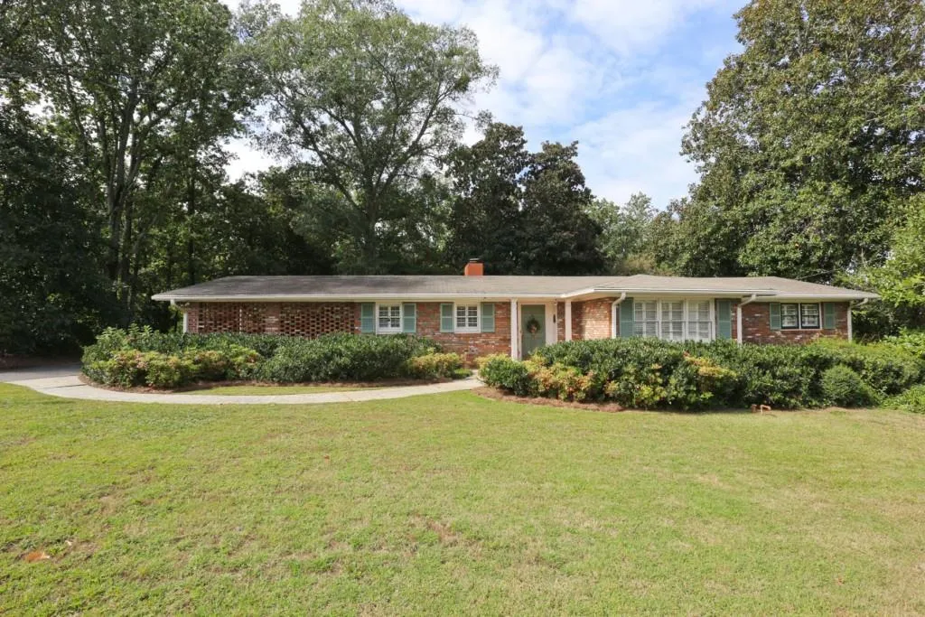 5856 Riverside Drive, Sandy Springs, Georgia 30327, 3 Bedrooms Bedrooms, ,2 BathroomsBathrooms,Residential,Sold,5856 Riverside Drive,5989301