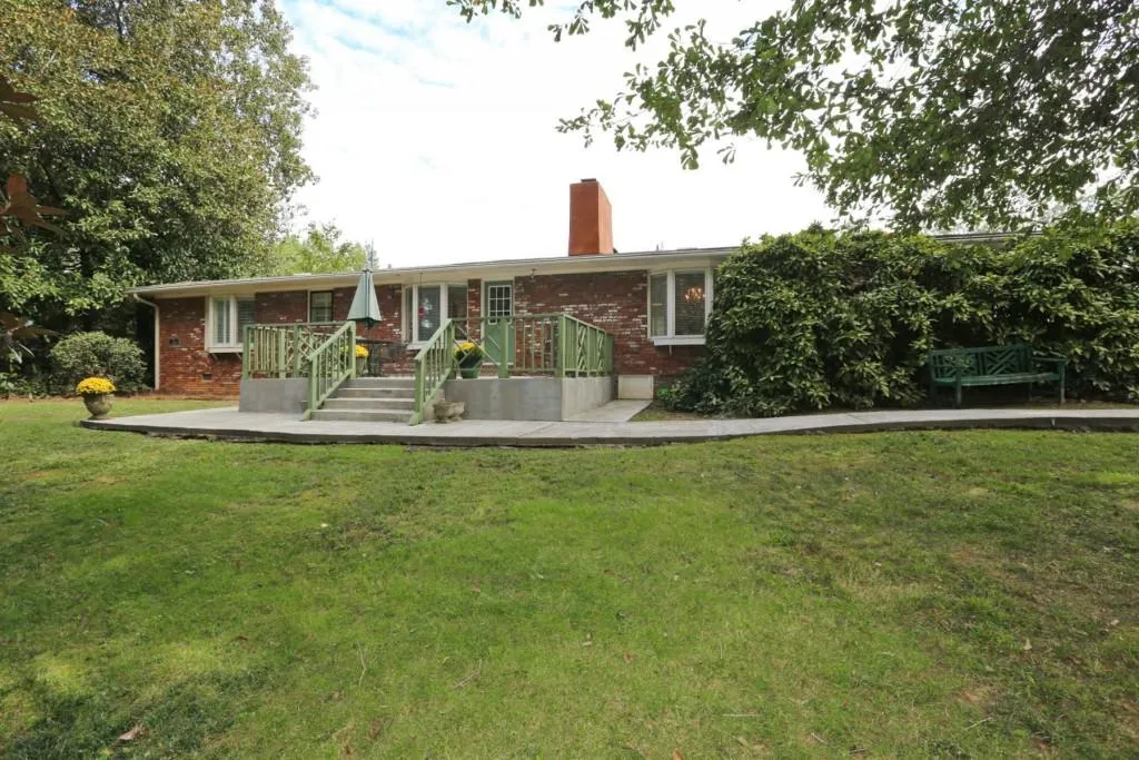 5856 Riverside Drive, Sandy Springs, Georgia 30327, 3 Bedrooms Bedrooms, ,2 BathroomsBathrooms,Residential,Sold,5856 Riverside Drive,5989301
