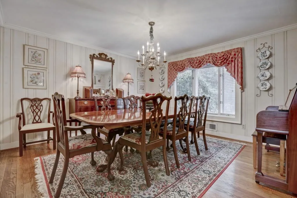 5856 Riverside Drive, Sandy Springs, Georgia 30327, 3 Bedrooms Bedrooms, ,2 BathroomsBathrooms,Residential,Sold,5856 Riverside Drive,5989301