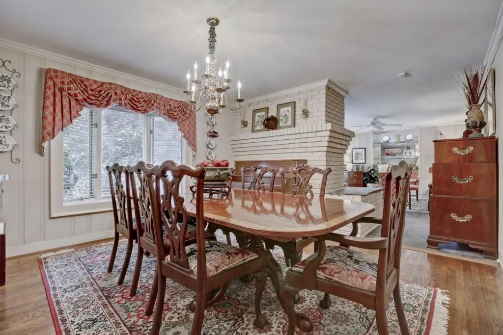 5856 Riverside Drive, Sandy Springs, Georgia 30327, 3 Bedrooms Bedrooms, ,2 BathroomsBathrooms,Residential,Sold,5856 Riverside Drive,5989301