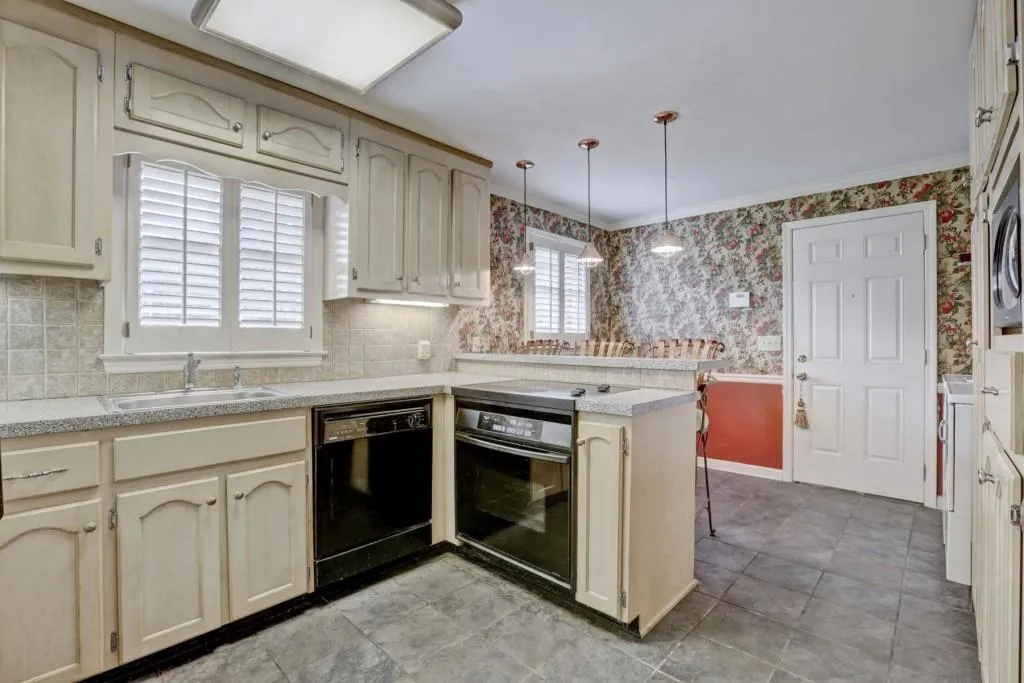 5856 Riverside Drive, Sandy Springs, Georgia 30327, 3 Bedrooms Bedrooms, ,2 BathroomsBathrooms,Residential,Sold,5856 Riverside Drive,5989301