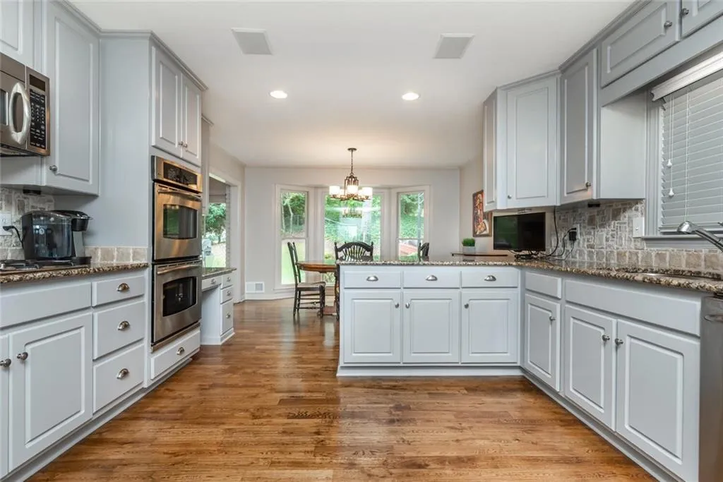 430 Riverside Parkway, Sandy Springs, Georgia 30328, 5 Bedrooms Bedrooms, ,3 BathroomsBathrooms,Residential,Sold,430 Riverside Parkway,6781453