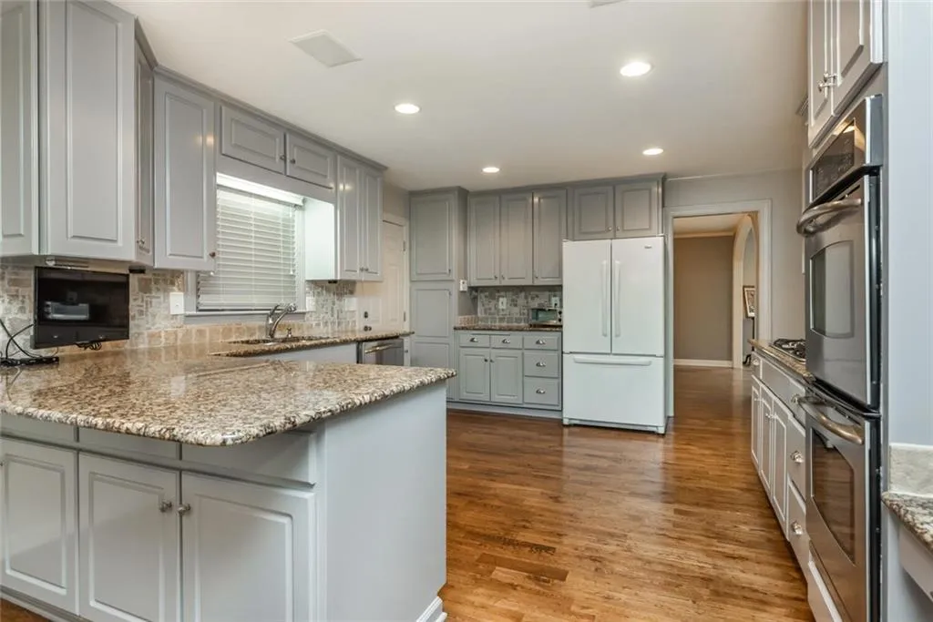 430 Riverside Parkway, Sandy Springs, Georgia 30328, 5 Bedrooms Bedrooms, ,3 BathroomsBathrooms,Residential,Sold,430 Riverside Parkway,6781453
