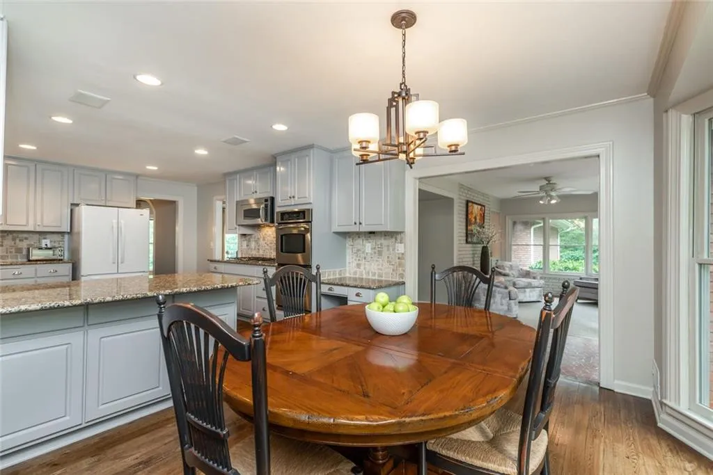 430 Riverside Parkway, Sandy Springs, Georgia 30328, 5 Bedrooms Bedrooms, ,3 BathroomsBathrooms,Residential,Sold,430 Riverside Parkway,6781453