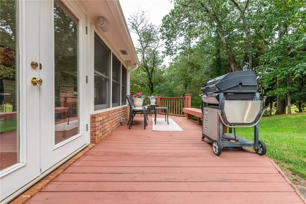 430 Riverside Parkway, Sandy Springs, Georgia 30328, 5 Bedrooms Bedrooms, ,3 BathroomsBathrooms,Residential,Sold,430 Riverside Parkway,6781453