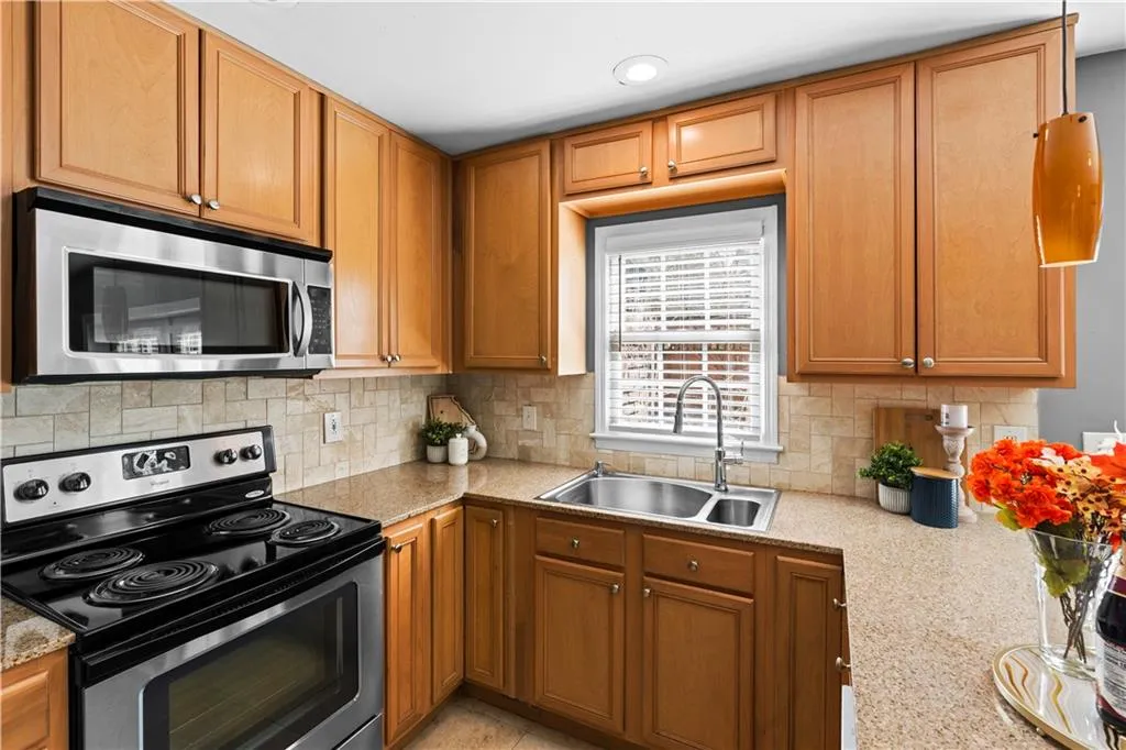 1101 Collier Road Nw Unit D5, Atlanta, Georgia 30318, 2 Bedrooms Bedrooms, 0 ,1 BathroomBathrooms,Residential,Sold,1101 Collier Road Nw Unit D5,7730881