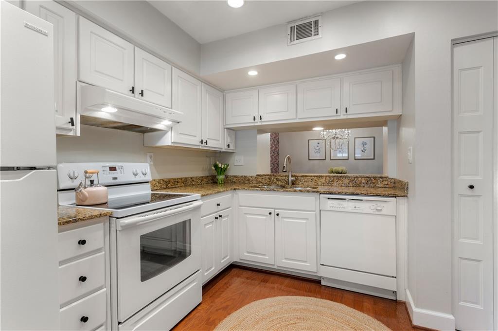 5330 Chemin De Vie, Atlanta, Georgia 30342, 2 Bedrooms Bedrooms, ,2 BathroomsBathrooms,Residential,Sold,5330 Chemin De Vie,7333604
