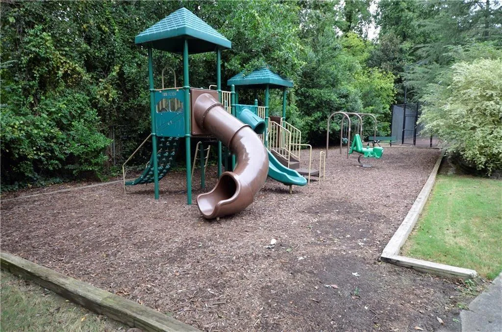 6700 Roswell Road Unit 25f, Sandy Springs, Georgia 30328, 2 Bedrooms Bedrooms, ,1 BathroomBathrooms,Residential,Sold,6700 Roswell Road Unit 25f,6824328