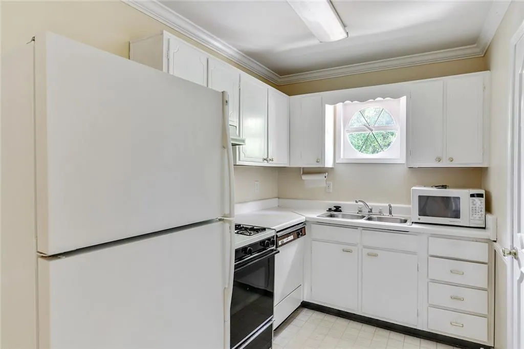 5400 Roswell Road Unit H1, Atlanta, Georgia 30342, 2 Bedrooms Bedrooms, ,1 BathroomBathrooms,Residential,Sold,5400 Roswell Road Unit H1,5722007