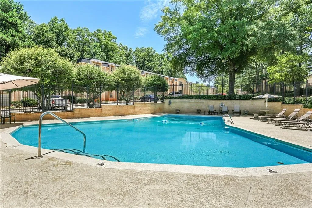 5400 Roswell Road Unit H1, Atlanta, Georgia 30342, 2 Bedrooms Bedrooms, ,1 BathroomBathrooms,Residential,Sold,5400 Roswell Road Unit H1,5722007