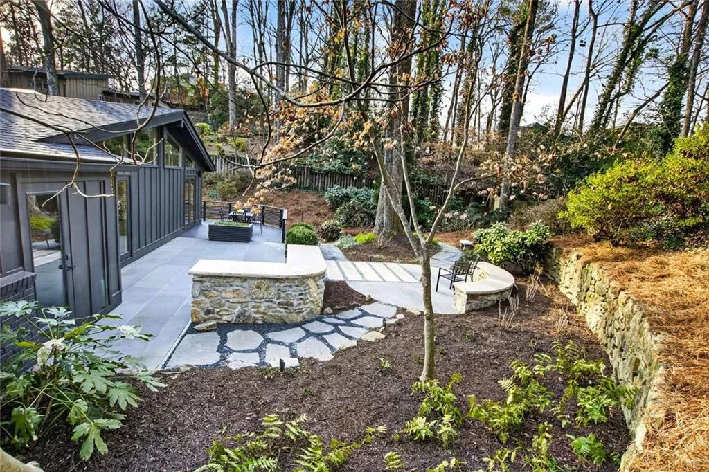 550 Forest Hills Drive, Atlanta, Georgia 30342, 3 Bedrooms Bedrooms, ,2 BathroomsBathrooms,Residential,Sold,550 Forest Hills Drive,7701135