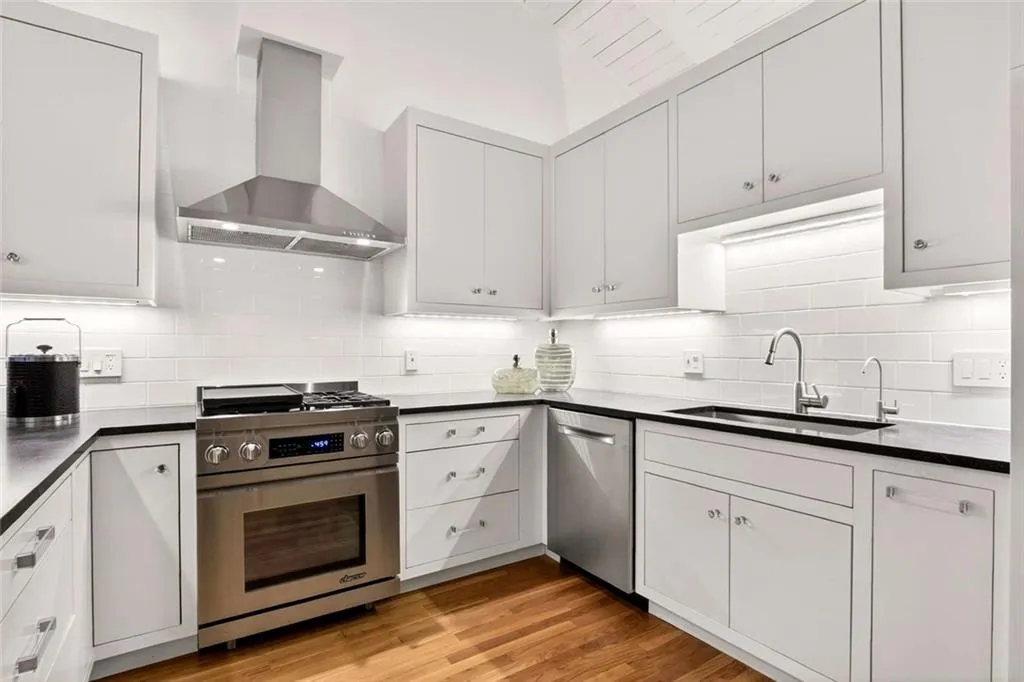 550 Forest Hills Drive, Atlanta, Georgia 30342, 3 Bedrooms Bedrooms, ,2 BathroomsBathrooms,Residential,Sold,550 Forest Hills Drive,7701135