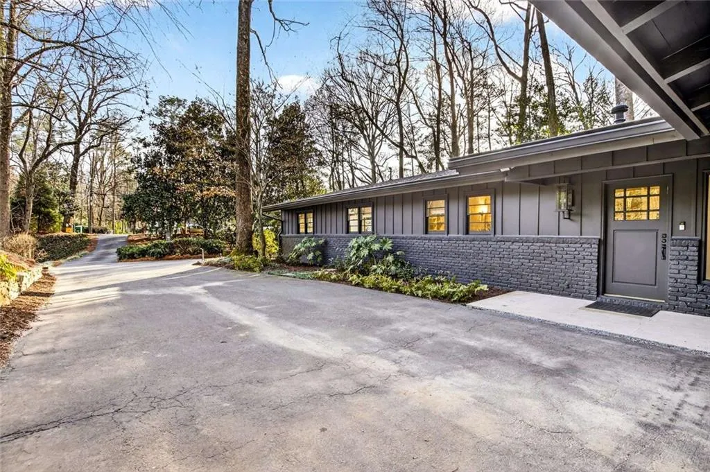 550 Forest Hills Drive, Atlanta, Georgia 30342, 3 Bedrooms Bedrooms, ,2 BathroomsBathrooms,Residential,Sold,550 Forest Hills Drive,7701135