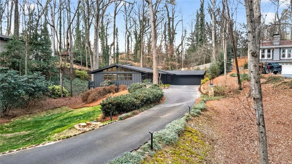 550 Forest Hills Drive, Atlanta, Georgia 30342, 3 Bedrooms Bedrooms, ,2 BathroomsBathrooms,Residential,Sold,550 Forest Hills Drive,7701135
