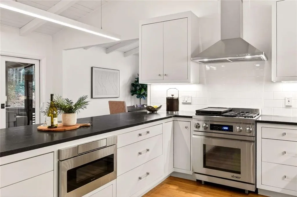 550 Forest Hills Drive, Atlanta, Georgia 30342, 3 Bedrooms Bedrooms, ,2 BathroomsBathrooms,Residential,Sold,550 Forest Hills Drive,7701135