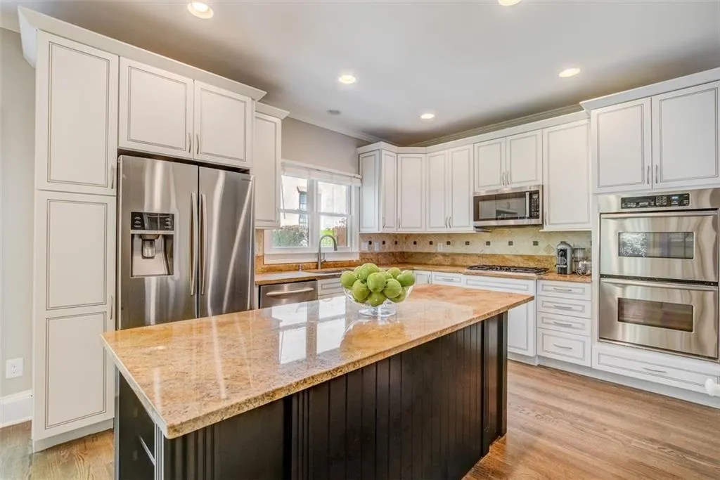 205 Embassy Court, Sandy Springs, Georgia 30328, 3 Bedrooms Bedrooms, ,2 BathroomsBathrooms,Residential,Sold,205 Embassy Court,7033985