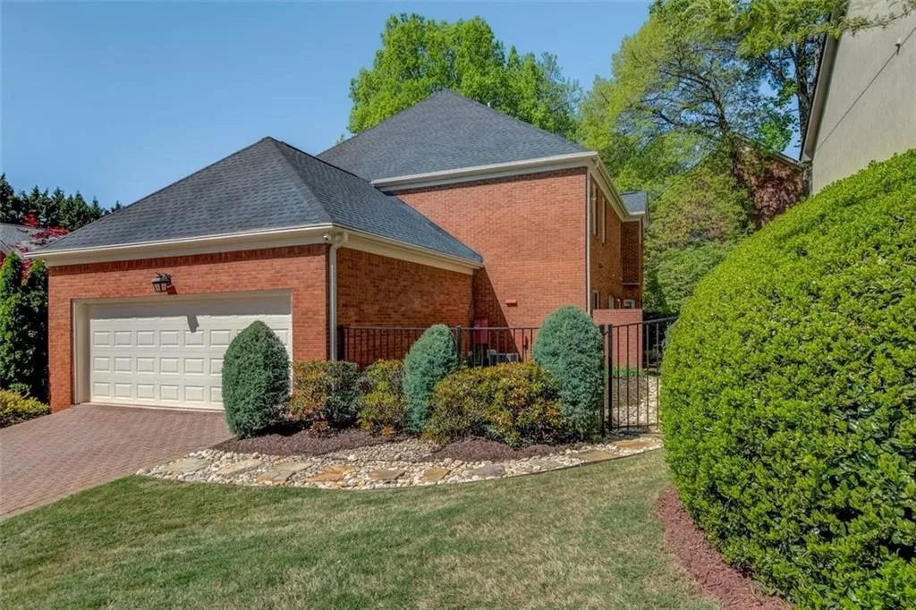 205 Embassy Court, Sandy Springs, Georgia 30328, 3 Bedrooms Bedrooms, ,2 BathroomsBathrooms,Residential,Sold,205 Embassy Court,7033985