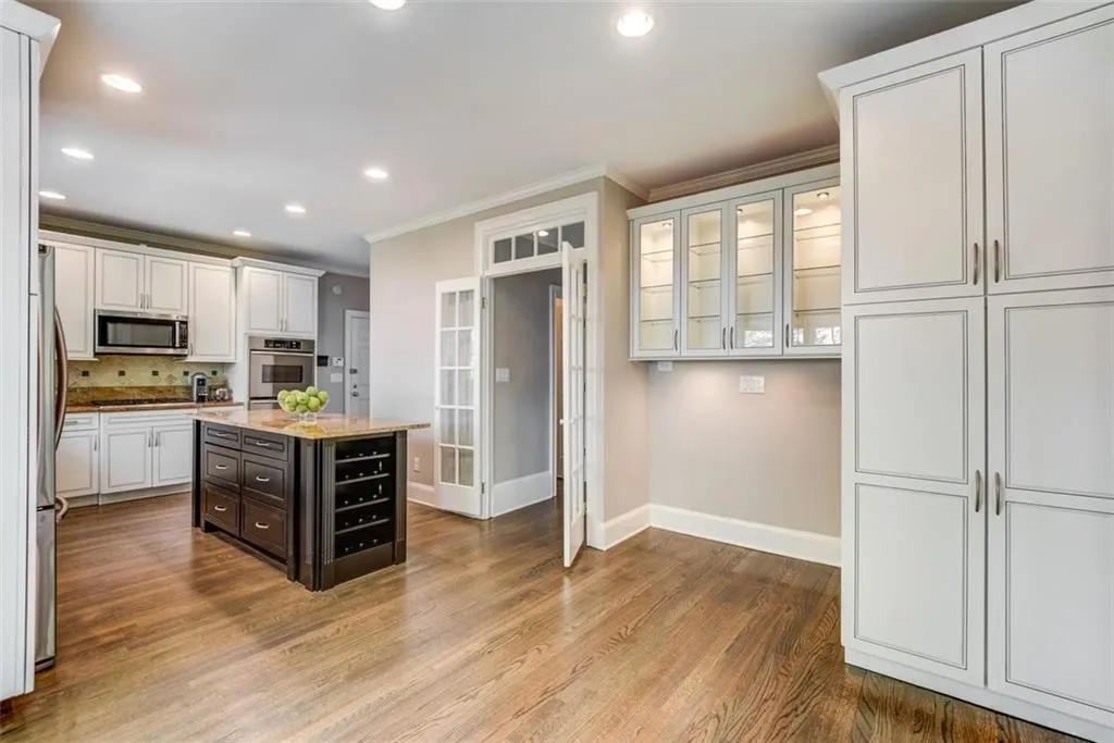 205 Embassy Court, Sandy Springs, Georgia 30328, 3 Bedrooms Bedrooms, ,2 BathroomsBathrooms,Residential,Sold,205 Embassy Court,7033985